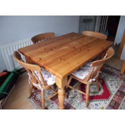 Solid pine table in excellent condition 6 chairs, 2 of which are carvers,