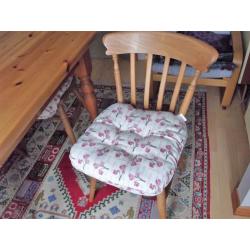 Solid pine table in excellent condition 6 chairs, 2 of which are carvers,