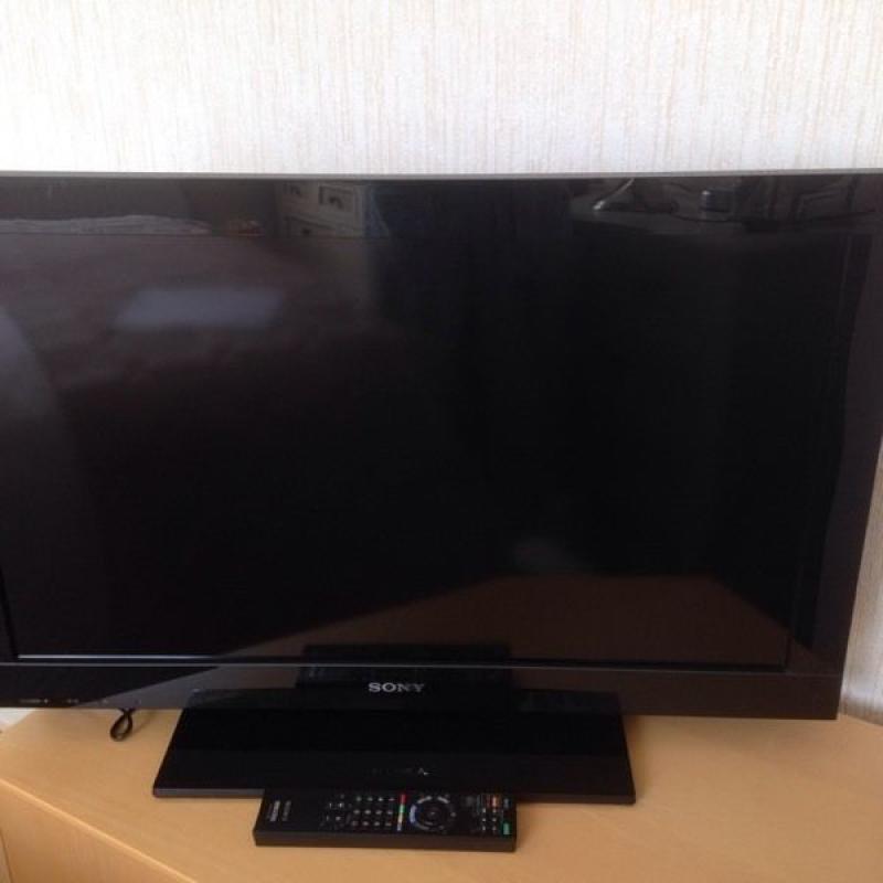 Sony TV (Bravia) Ex. Condition 32'' With Freeview - Remote