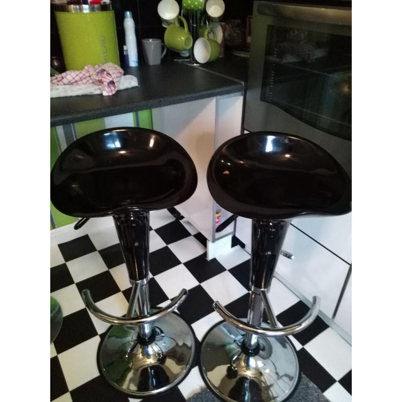 2 gas lift bar stools, only 3 weeks old