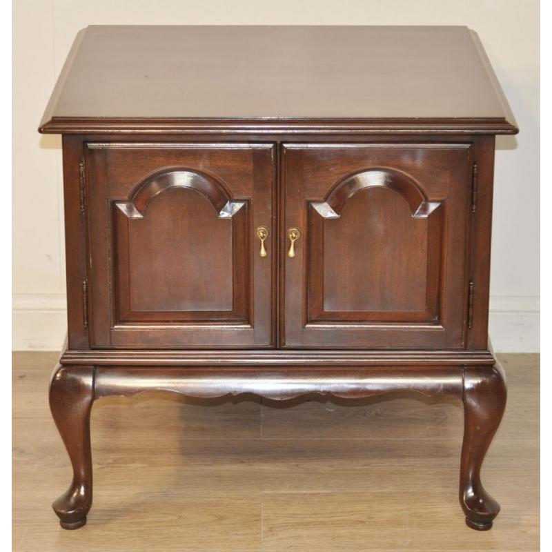 Attractive Small Vintage Antique Style Mahogany 2 Door Side Cabinet Lamp Table