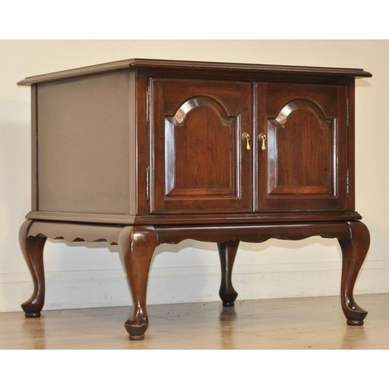 Attractive Small Vintage Antique Style Mahogany 2 Door Side Cabinet Lamp Table