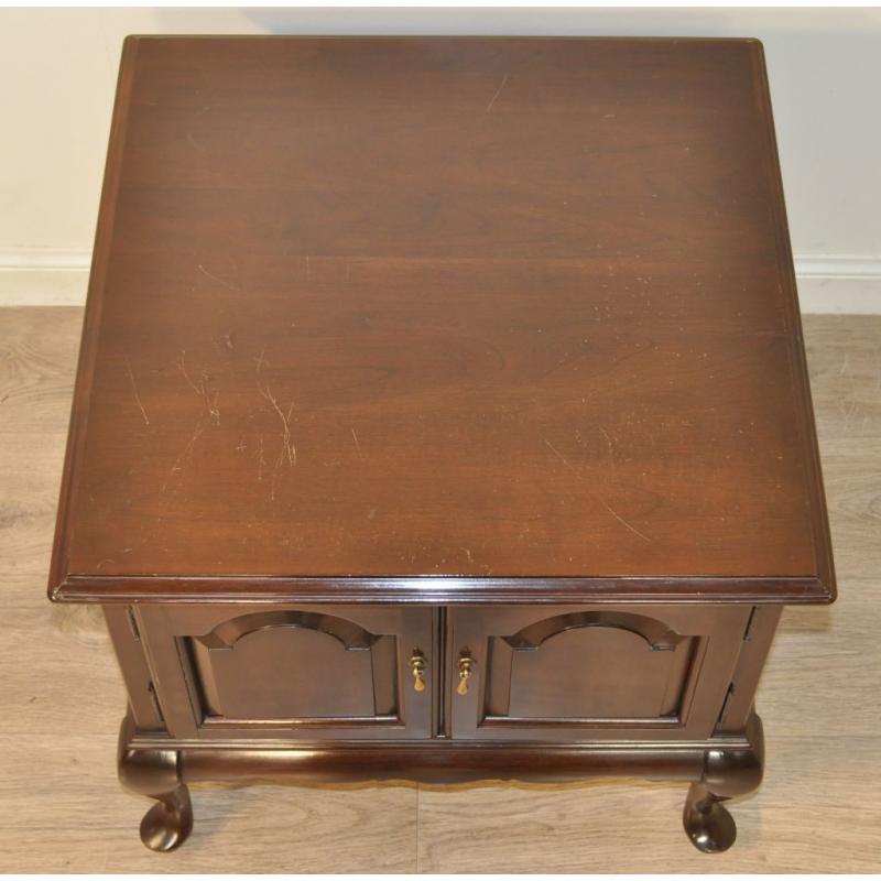 Attractive Small Vintage Antique Style Mahogany 2 Door Side Cabinet Lamp Table