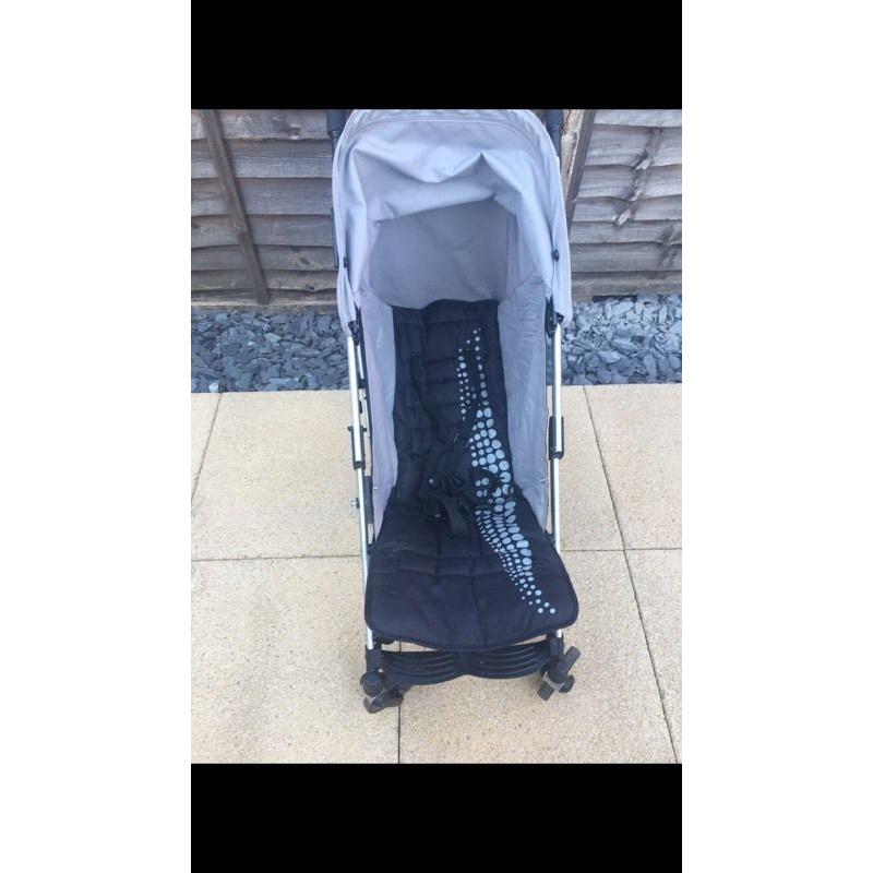 Mamas and papas "Ollie" pushchair with cozy toes and raincover in immaculate condition