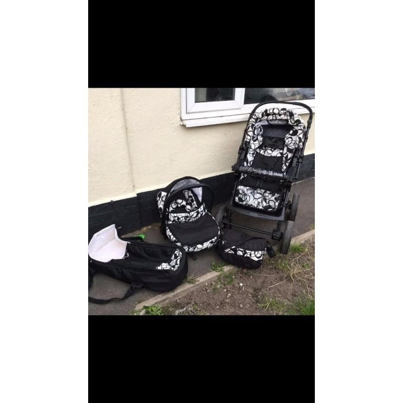 Newborn to 15kg Travel System black and White Floral Design