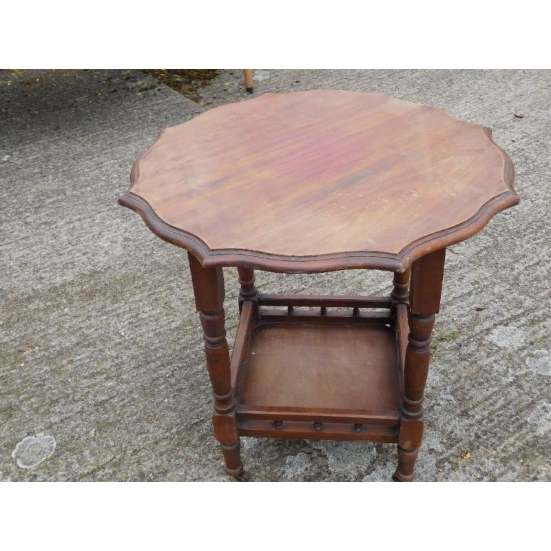 OCCASIONAL TABLE WITH OCTAGONAL SCALLOPED TOP