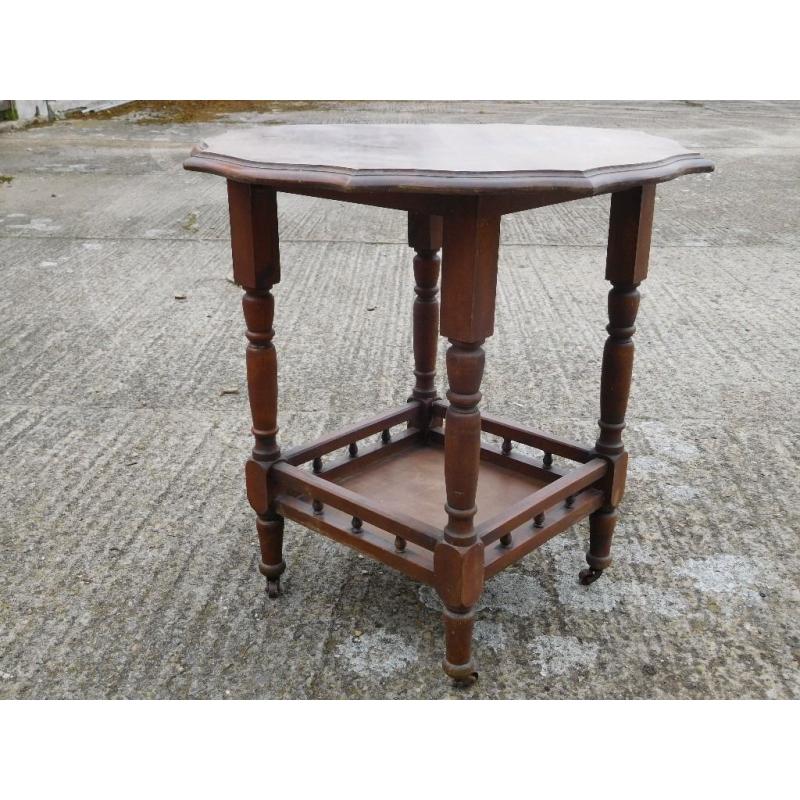 OCCASIONAL TABLE WITH OCTAGONAL SCALLOPED TOP