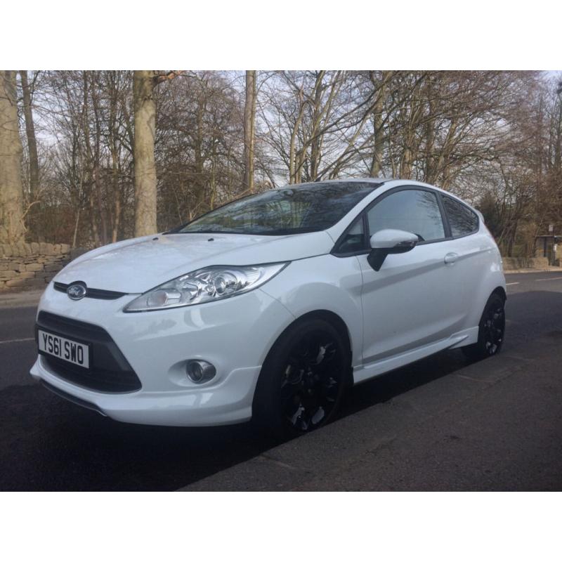 Ford Fiesta Limited Edition Metal in Frozen White